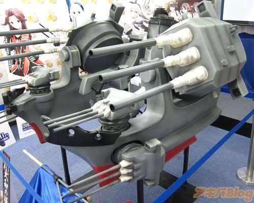 Model meriam 460mm yang dipajang di museum Kancolle di Akihabara.