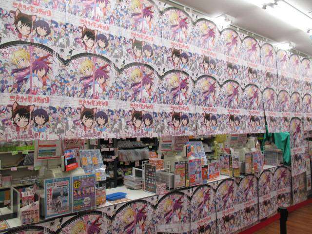 Suasana toko anime Gamers cabang Nagoya yang dipenuhi poster Nisekoimonogatari