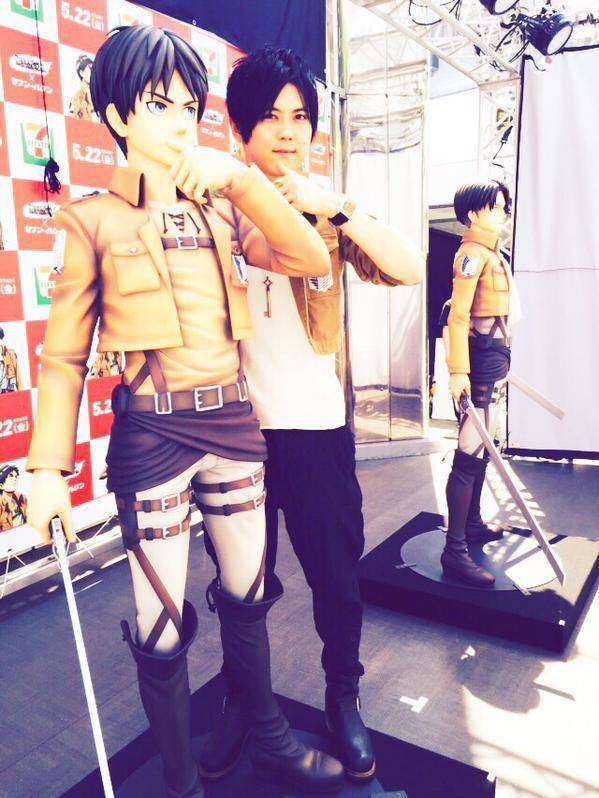 Yuki Kaji, seiyuu dari Eren Jaeger berfoto dengan figur Eren 1:1 sumber: https://twitter.com/KAJI_staff/status/599808277271093249