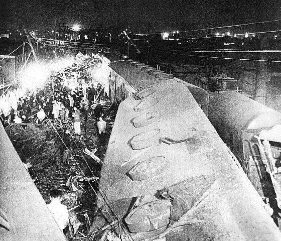 http://upload.wikimedia.org/wikipedia/commons/d/d8/Mikawashima_train_crash_01.jpg