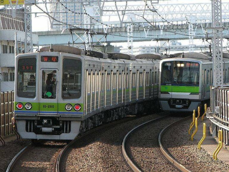 Jalur Toei Shinjuku yang dioperasikan oleh pemda Tokyo. Wikipedia