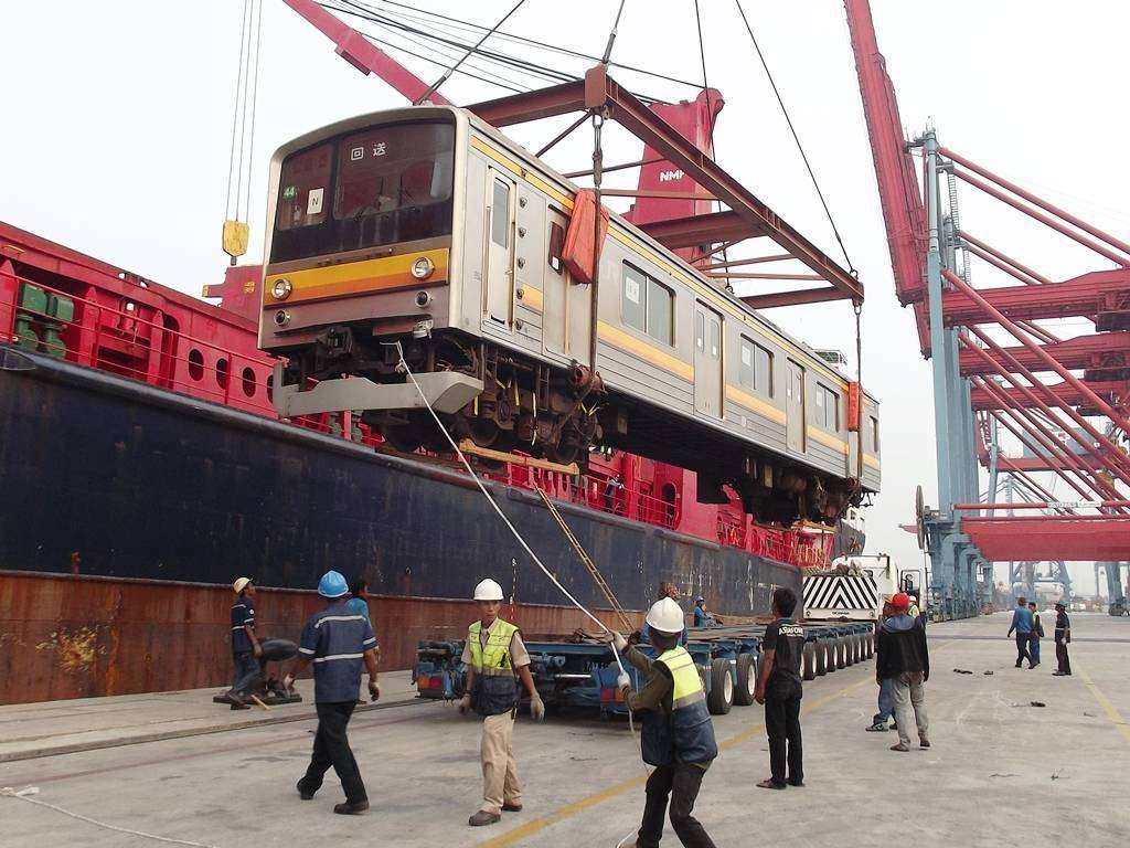 Penurunan JR 205 ke trailer Kometo | Foto Oleh: Fasubkhanali
