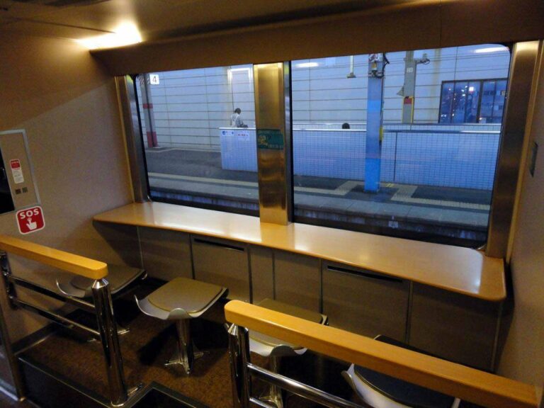 Fasilitas Mini Lounge pada KRL seri 285