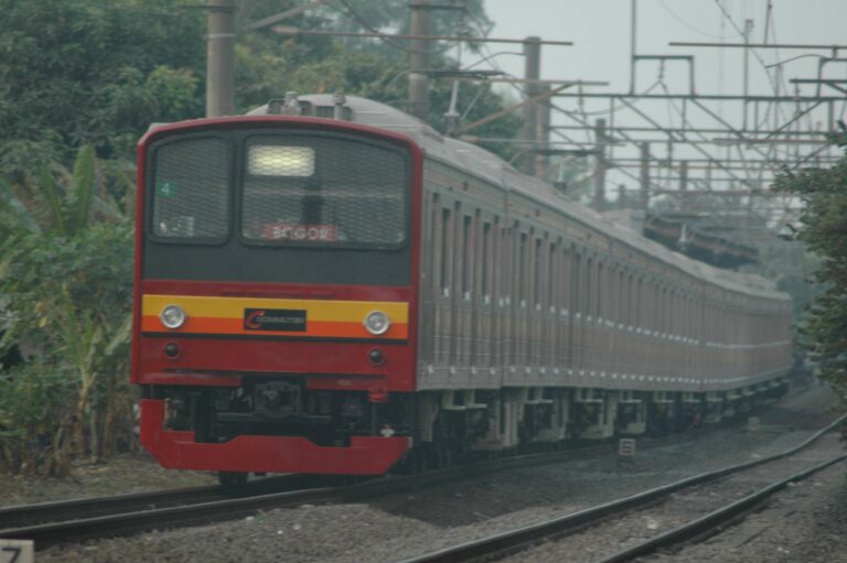 205-86F + 205-88F, rangkaian perdana KRL seri 205 formasi 12 kereta yang berdinas (16/9)