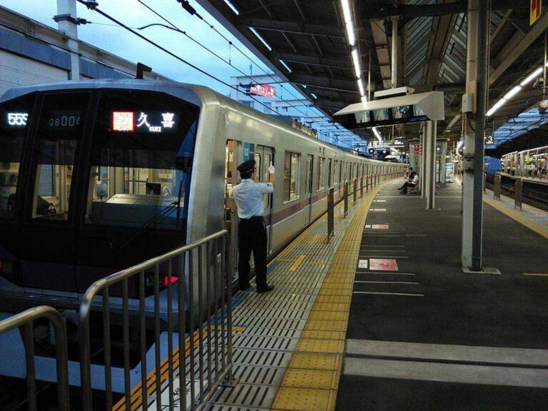 Tunjuk dan Sebut oleh KP (di Jakarta, PPK) di stasiun Mizonokuchi, Kawasaki, Jepang. Foto: Kevin W