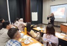Novie Burhan during her lecture