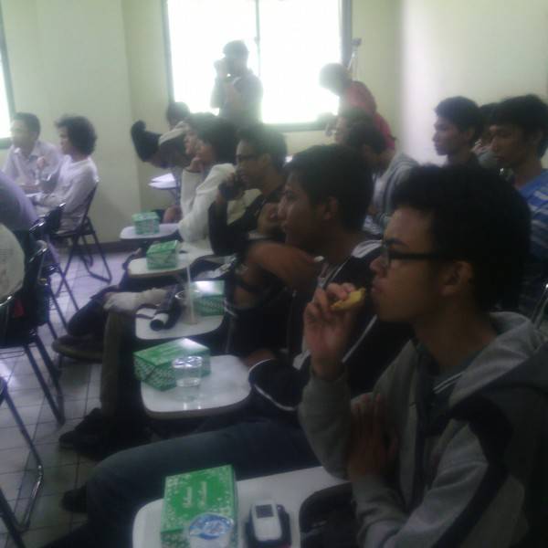 Pengunjung asyik mendengarkan