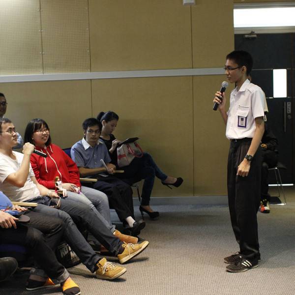 Direktur utama KAORI Kevin W berdiskusi dengan direktur utama JOI sekaligus pendiri komunitas LLID Nakama Randy Alidjurnawan. 