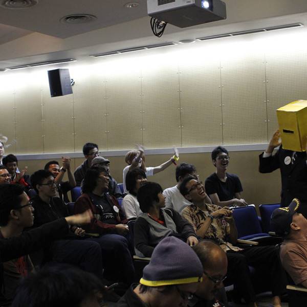 Videtra Reynaldi bercosplay sebagai Producer-san dari seri Idolm@ster