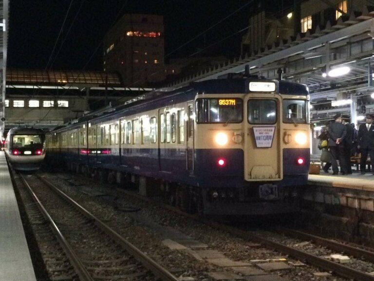 KRL seri 115 saat di stasiun pemberhentian | Foto Oleh: Satou Hiroki