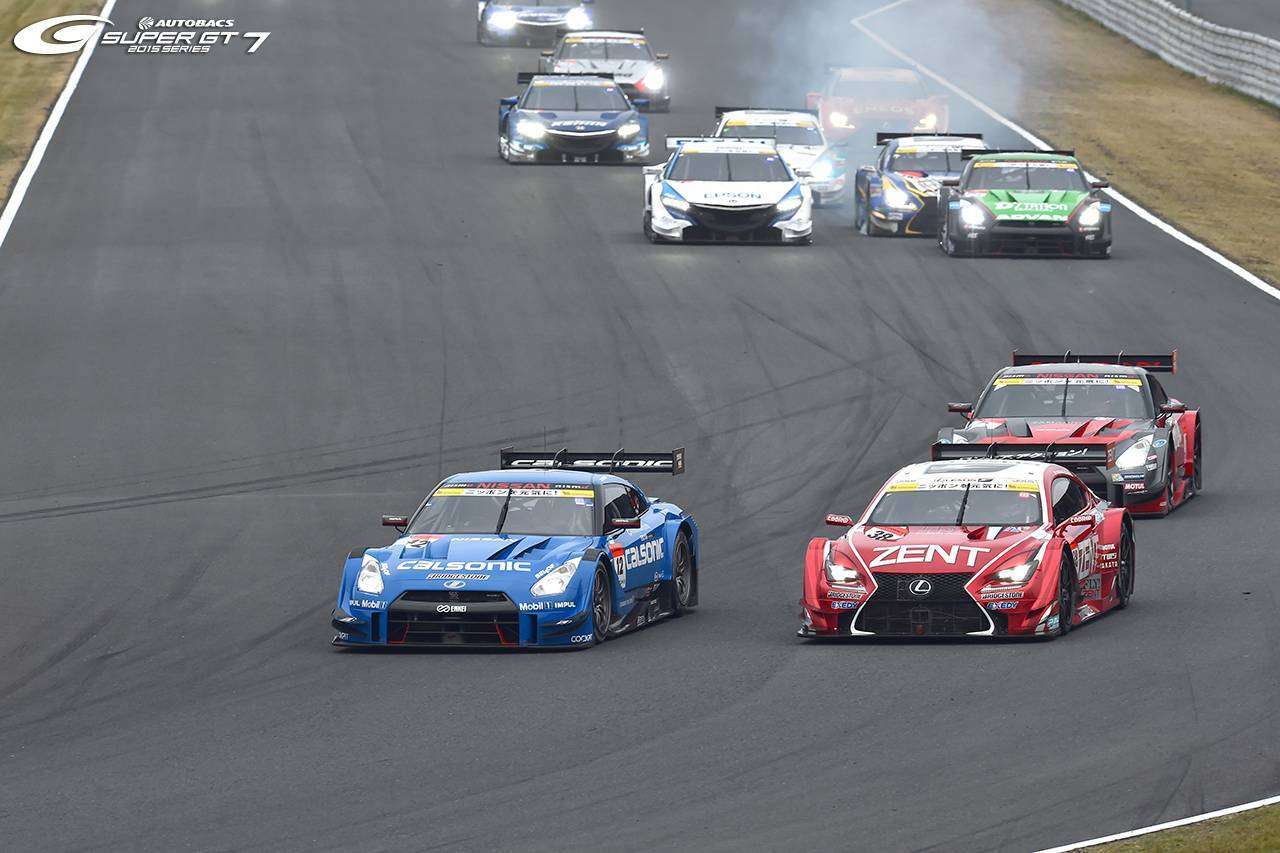 Kelompok mobil GT500 terdepan yang langsung melepaskan diri selepas start (sumber: supergt.net)