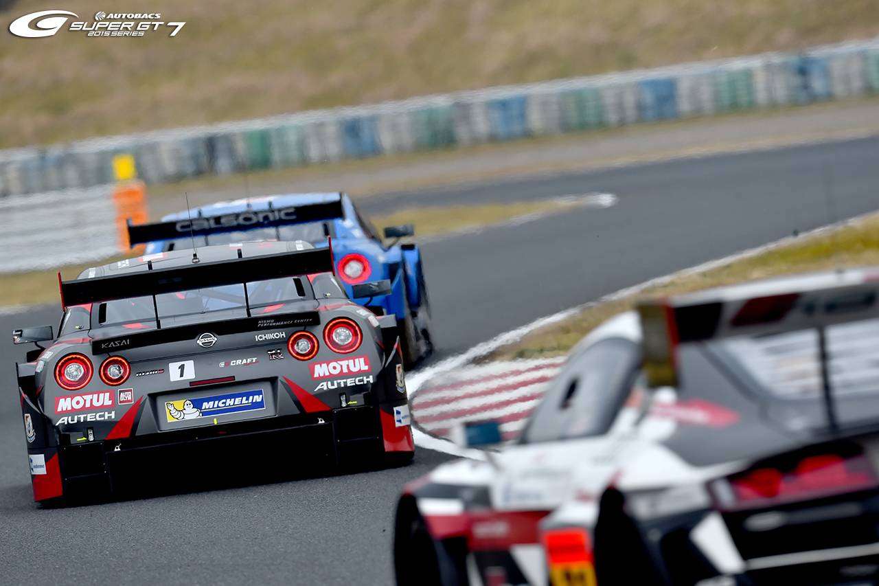 MOTUL #1 mulai membuntuti CALSONIC #12 yang berada di depan (sumber: supergt.net).