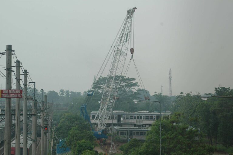 Proses pemindahan KRL afkir dari jalur simpan ke tanah kosong di dipo KRL Depok, Jawa Barat