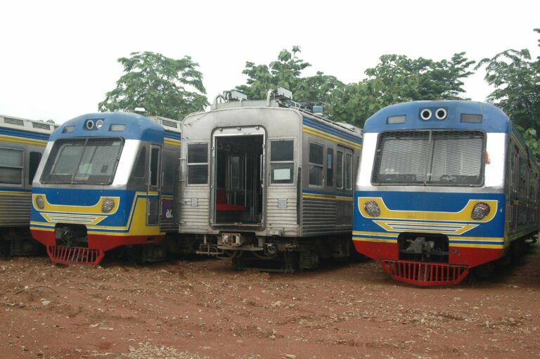 2 kereta berkabin rangkaian 6227F dari KRL seri 6000 eks Toei, tak lagi dapat ditemukan meliuk-liuk di lintasan untuk selamanya