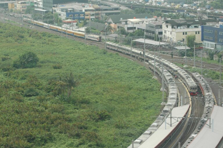 KA Lokal Rangkasbitung dan KRL feeder serta jalur lingkar di stasiun Kampung Bandan (18/12)