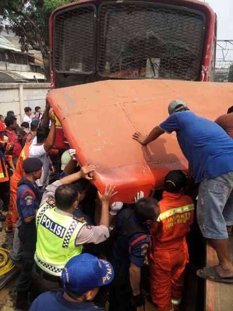 Proses evakuasi bus Metro Mini yang ditabrak KRL