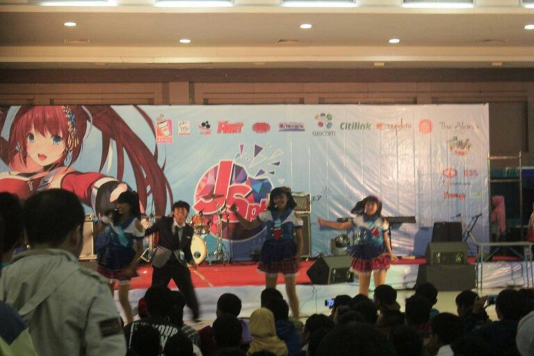 Salah satu peserta dance cover lagi unjuk gigi