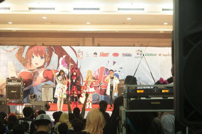 Punipun (Rory Mercury) dan Matcha Mei () di panggung