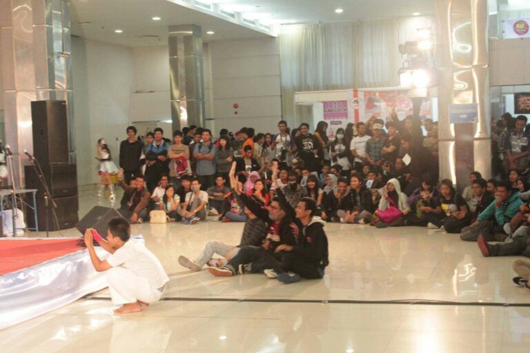 beberapa pengunjung yang sangat persisten ingin diundang ke panggung