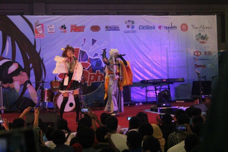Yuki dan Jiaki sedang memberi suguhan ke pengunjung Jsphere