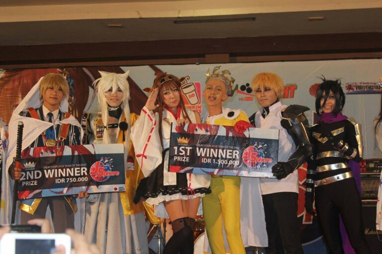 Para Juara Tim Cosplay bersama Jiaki dan Yuki