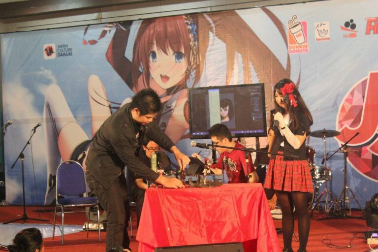 Wenart (kaus merah), sedang speeddrawing dan Sie Jin Koei sedang menata karyanya