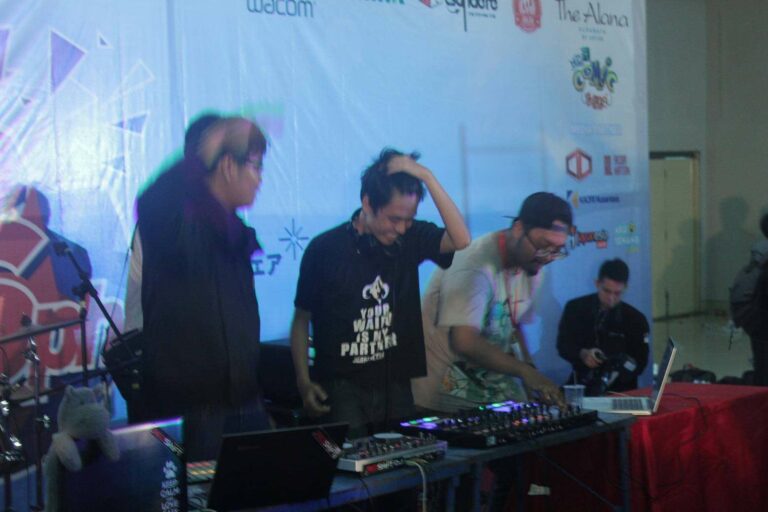Zennith sedang mengguncang panggung J-Sphere