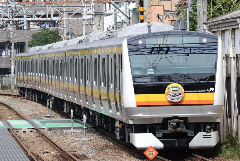 KRL seri E233-8000 milik JR East Jalur Nambu | Sumber: "E233-8000 NaHa N1" by Toshino Baba, en.wikipedia.org