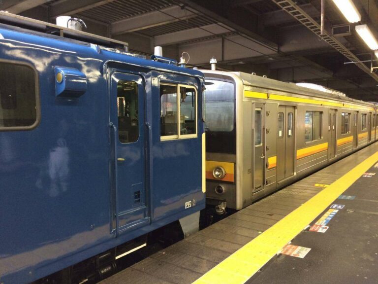 Rangkaian NaHa H39 yang ditarik oleh lokomotif listrik EF64 1032 | Foto Oleh Satou Hiroki