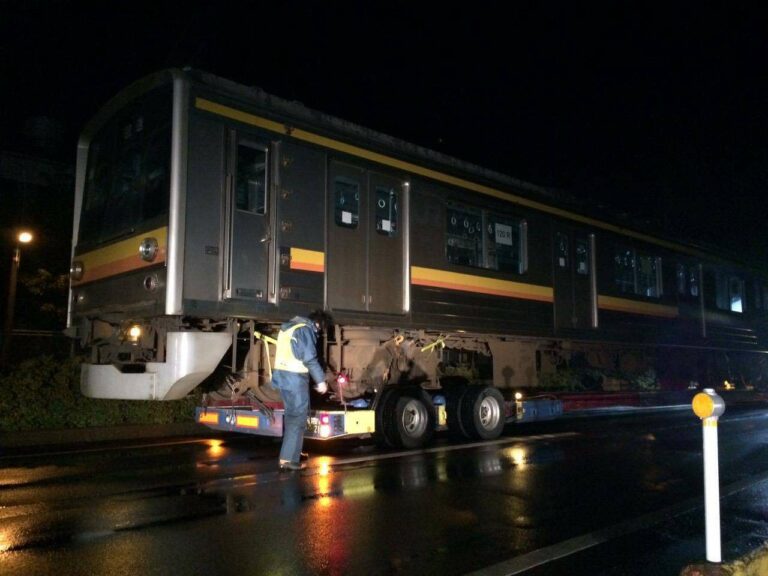 Salah satu kereta (Tc) yang dibawa oleh trailer menuju Pelabuhan Niigata | Foto Oleh: Satou Hiroki