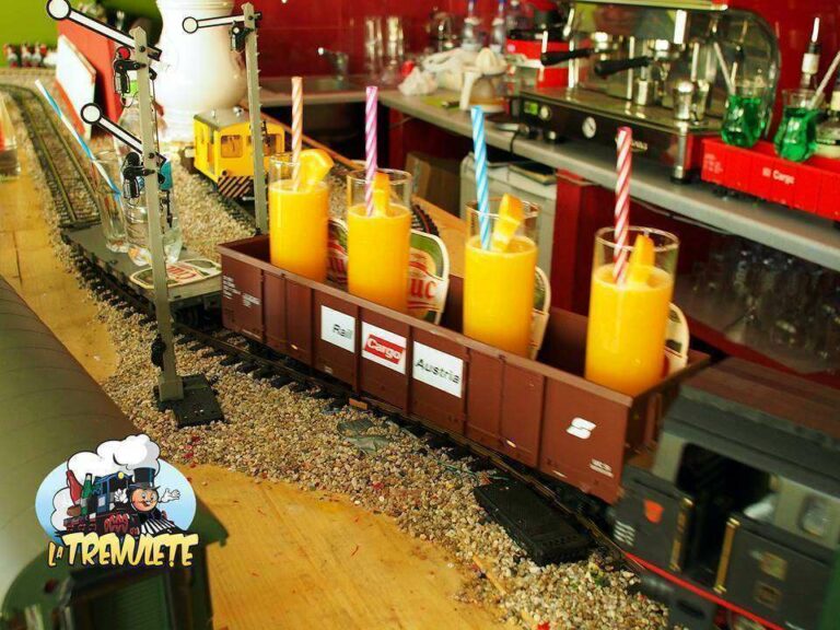 Kereta Miniatur yang sedang mengantarkan pesanan kepada pelanggan