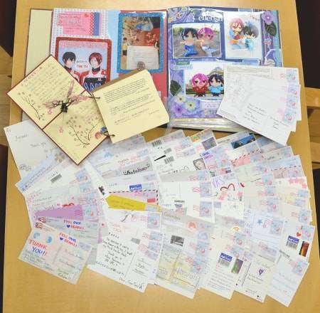 Kumpulan kartu pos dan surat yang dikirimkan dari fans luar negeri. (Kyoto Animation)
