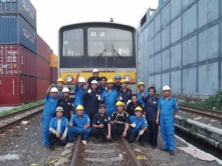 Sesi Foto Kru KCJ setelah merampungkan pemindahan KRL dari kapal ke rel. | Foto: Fasubkhanali