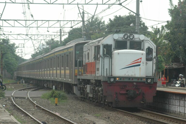 Dikirim ke DP, ditarik oleh lokomotif CC201-51 | Foto: Faris Fadhli