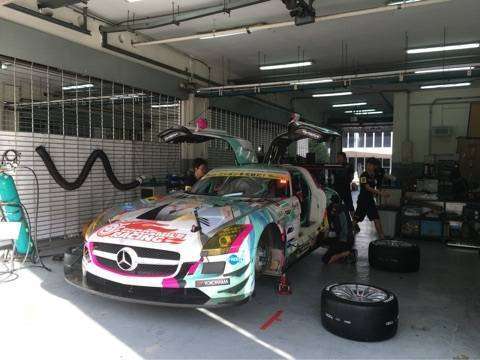 Mobil tim GOODSMILE Racing sedang dipersiapkan sebelum melakukan tes di Sepang.