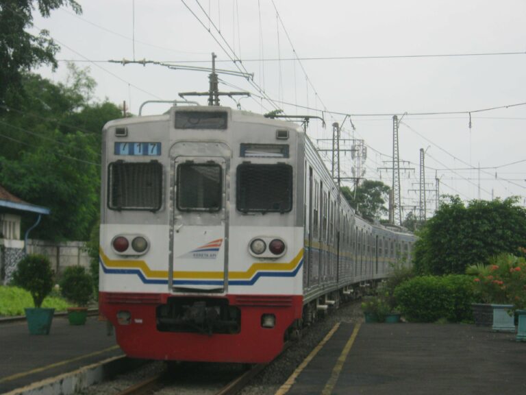 KRL seri 6000 hibah rangkaian 6281F dengan warna Putih yang unik. Beberapa rangkaian KRL seri 6000 hibah telah purna tugas, termasuk rangkaian ini