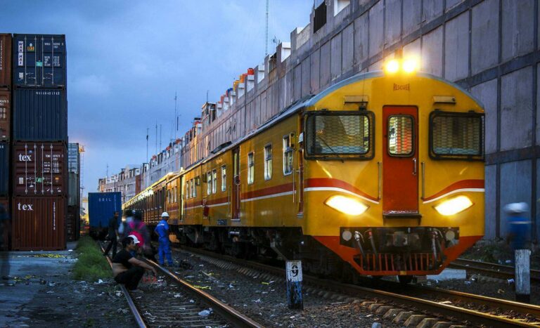 KRD NR yang bersiap untuk mengantar KRL seri 205 yang baru datang ini ke rumah barunya di Dipo Depok | Foto: Farouq Adhari