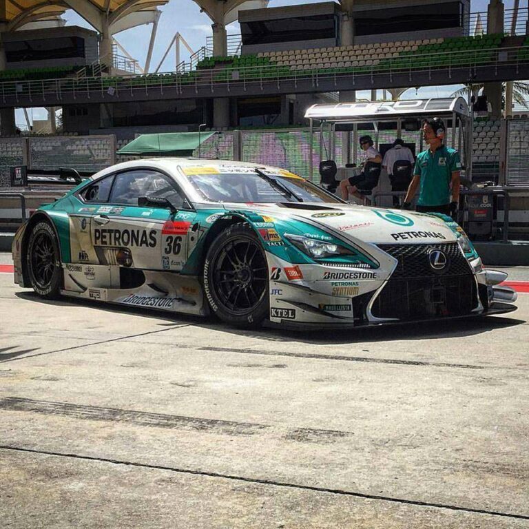 Mobil PETRONAS RC F #36 di sirkuit Sepang, Malaysia.