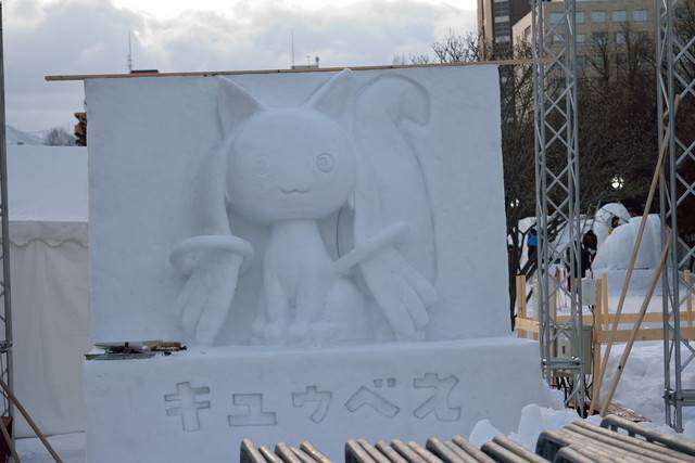 Ini dia ukiran es Kyubey yang dipajang di acara Sapporo Snow Festival 2015.