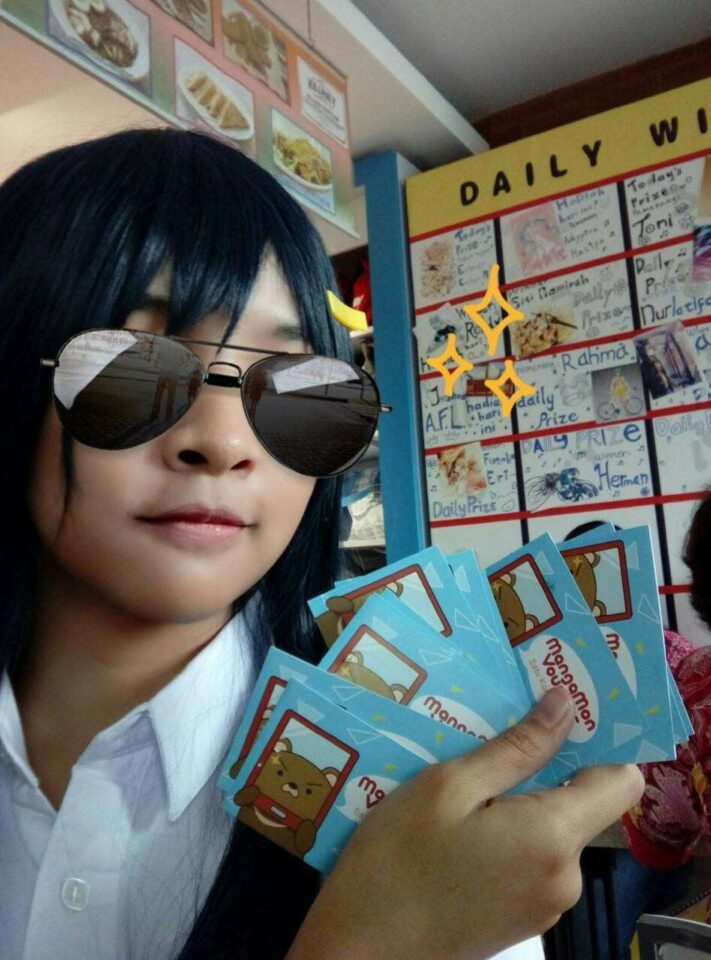 Karena datang sambil cosplay, Si Kaori pun mendapat banyak voucher Mangamon.