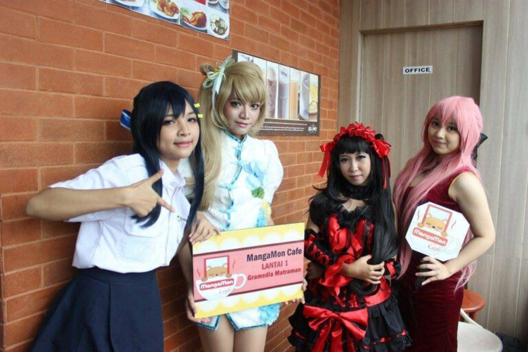 Si Kaori berfoto bersama cosplayer dari Mangamon Cafe.