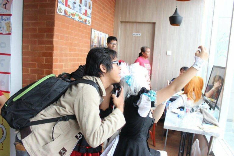 Salah satu pengunjung berselfie bersama cosplayer dari Mangamon Cafe.