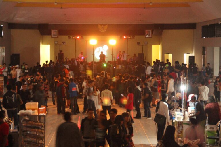 Suasana panggung saat salah satu band menunjukkan aksinya