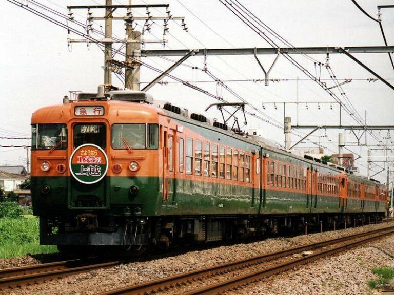 KRL seri 165 milik JR saat melaksanakan perjalanan terakhirnya di jalur milik JR | Sumber: Sui-setz (En.wikipedia.org)