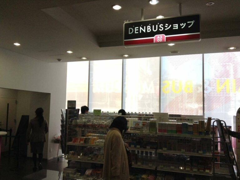 Jika ingin membeli suvenir museum ini, disinilah tempatnya, Den-Bus Shop!