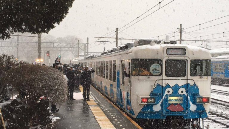 Terlihat Kru dari Fujikyu yang memberi hormat kepada KRL seri 2000 dan beberapa Railfans yang sedang mengabadikan momen keberangkatan KRL ini | Foto: Satou Hiroki