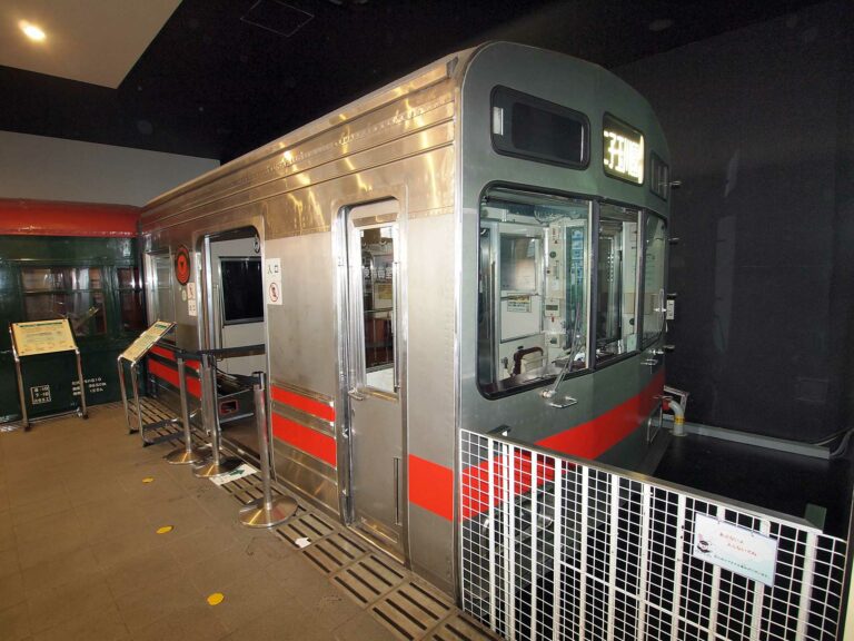 Tampak luar simulator KRL seri 8090 | Sumber: commons.wikimedia.org
