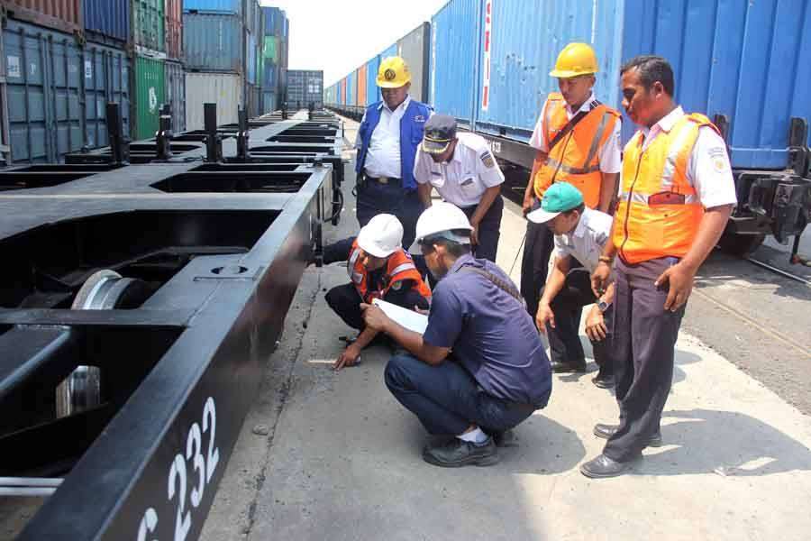 Pengecekan kondisi GD | Foto: Kereta Api Kita