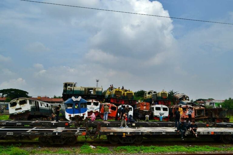 Lokomotif DH afkir di emplasemen stasiun Sidotopo, Surabaya