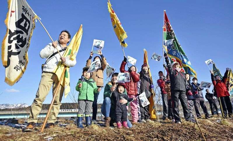 Masyarakat lokal Hokkaido yang menyambut kedatangan Shinkansen dari pulau Honshu. | Foto: The Yomiuri Shimbun